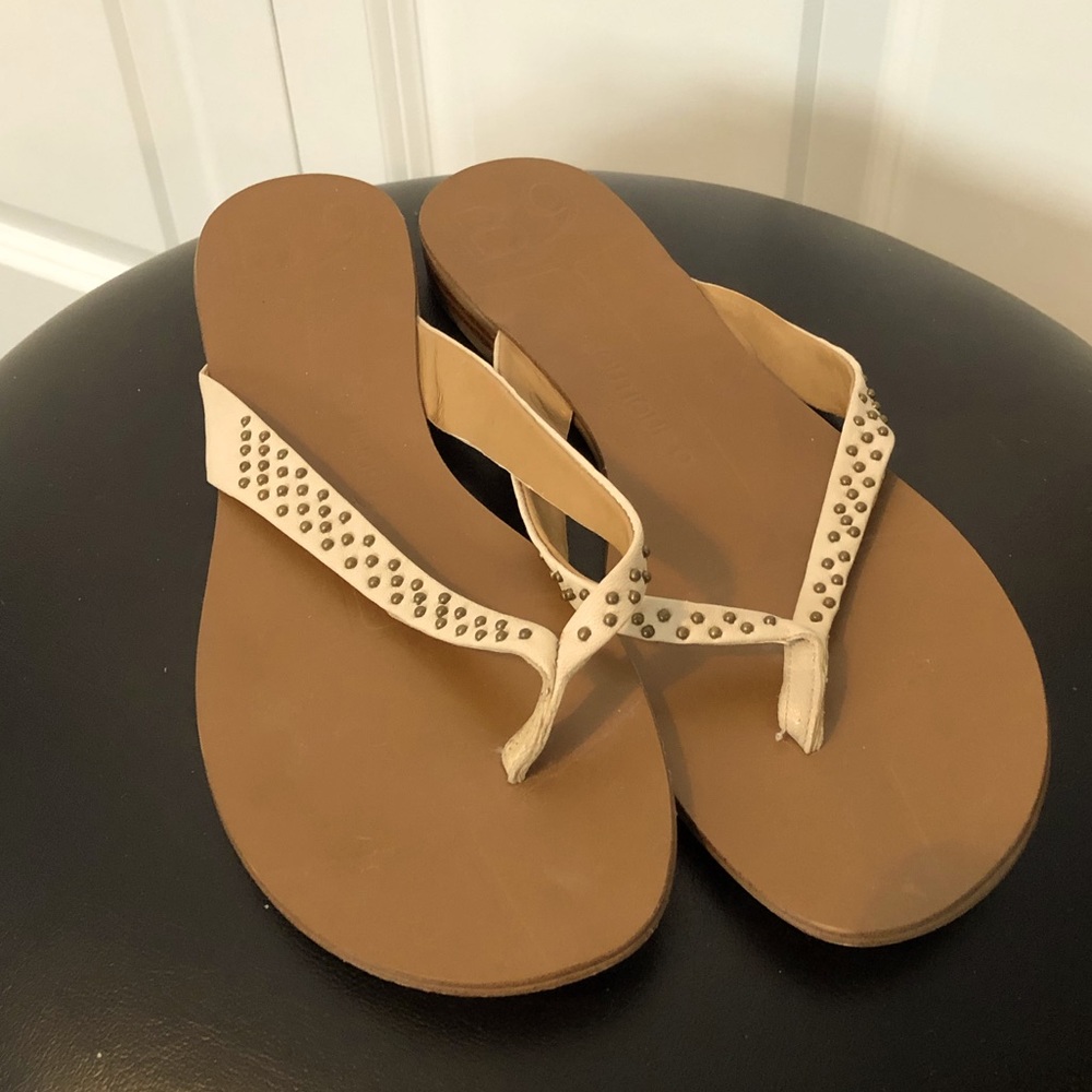 Boutique 9 flat leather flip flop. Size 7 1/2.